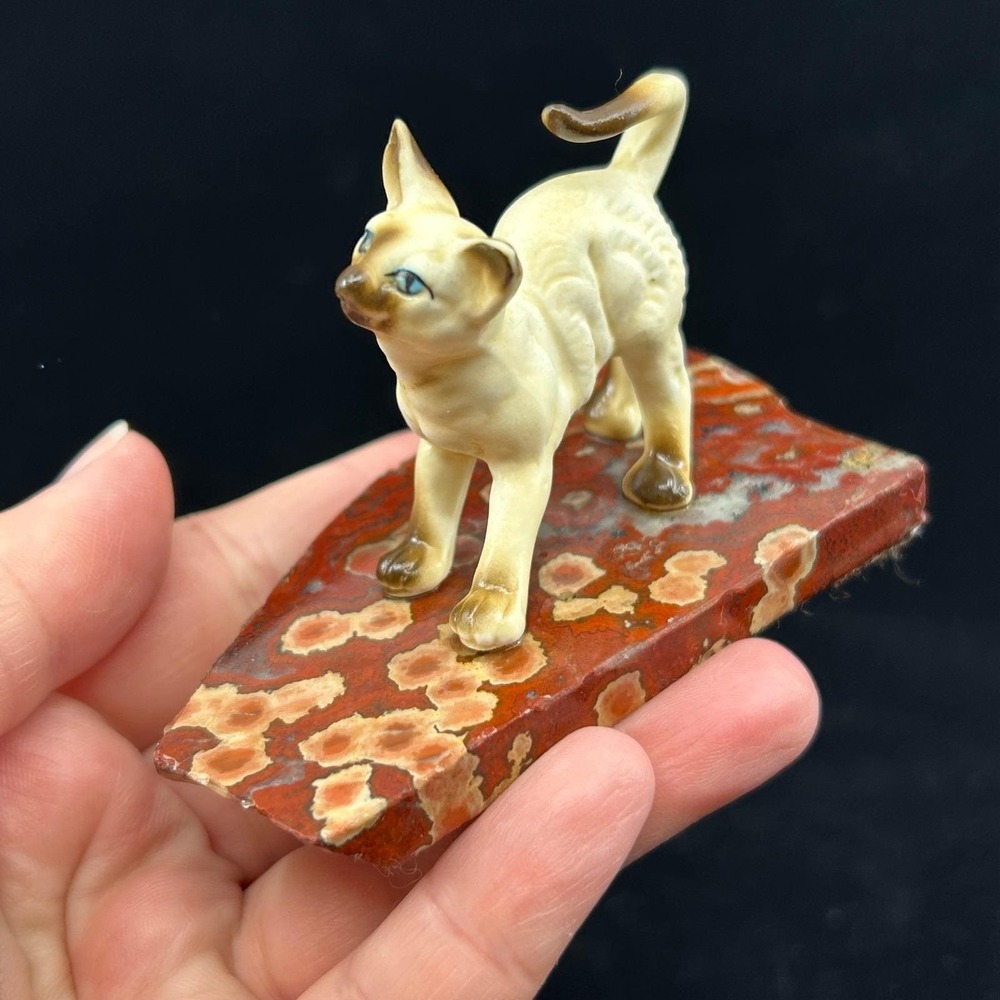 Vintage Siamese Cat Mini Figurine on Red Stone Slab Mid Century Home Decor - Picture 4 of 14